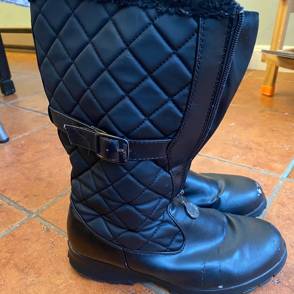 Khombu Black Quilted Snow Boot -Bounce Hi Womens Size 8 in Black